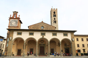 Basilica of Santa Maria all’Impruneta, near Florence. Porch with arches, vaulted ceilings and stone columns. - MyVideoimage.com