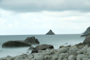 Beach and sea. Beach with large stones near the Cinque Terre. Velvety sea with long exposure. Ferale cliff, La Spezia. - MyVideoimage.com | Foto stock & Video footage