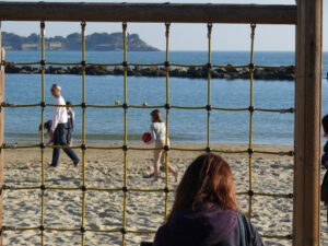 Beach games with net and ball. Children and people on the beach of San Terenzo di Lerici. - MyVideoimage.com | Foto stock & Video footage