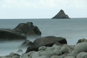 Beach in the Cinque Terre with large stones. Velvety sea with long exposure. La Spezia. - MyVideoimage.com | Foto stock & Video footage