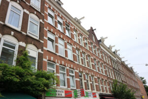 Berlage Amsterdam. Palaces of the De Pijp district built in the nineteenth century on the basis of the projects designed by the architect Hendrik Petrus Berlage. Italian restaurant sign. - MyVideoimage.com | Foto stock & Video footage