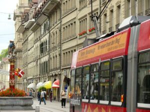 Bern street with clock and fountain. - MyVideoimage.com | Foto stock & Video footage