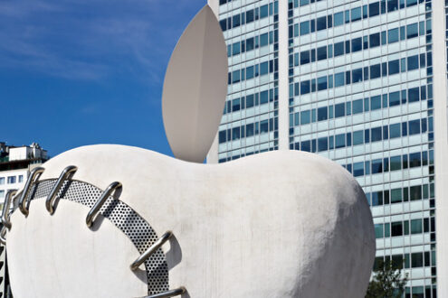 Big apple, Milan central station. Big apple at Milan central station. Work by Michelangelo Pistoletto. Sculpture by an Italian artist depicting the apple fruit. Pirelli skyscraper in the background. - MyVideoimage.com | Foto stock & Video footage