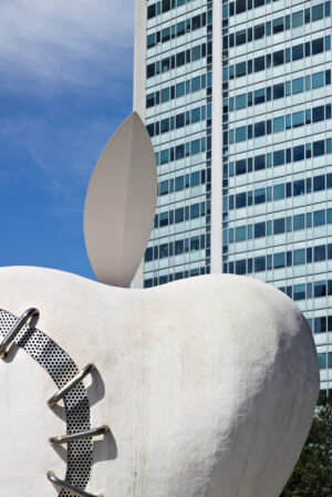 Big apple at Milan central station. Work by Michelangelo Pistoletto. Sculpture by an Italian artist. - MyVideoimage.com | Foto stock & Video footage