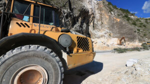 Big truck in a quarry. A dumper truck used in a Carrara marble quarry. Large yellow dumper. - MyVideoimage.com | Foto stock & Video footage