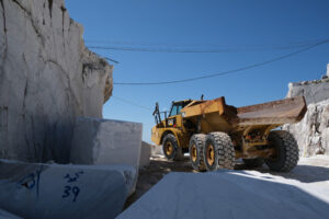 Big truck. Big yellow truck in a white marble quarry in the Apuan Alps. - MyVideoimage.com | Foto stock & Video footage