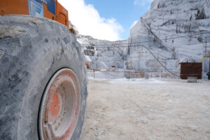 Big wheel of excavator. Wheel loader in a white marble quarry near Carrara. Stock photos. - MyVideoimage.com | Foto stock & Video footage