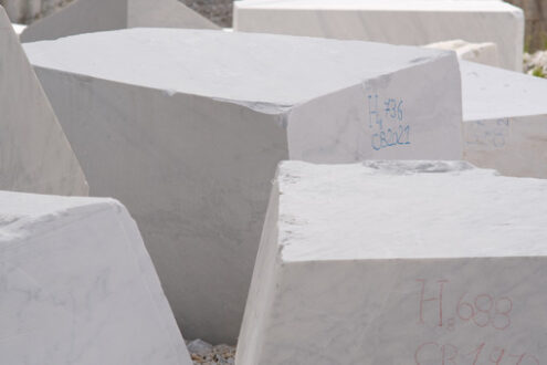 Blocchi di marmo di Carrara. Blocks of white Carrara marble deposited in a square near the quarries. Foto stock royalty free. - MyVideoimage.com | Foto stock & Video footage