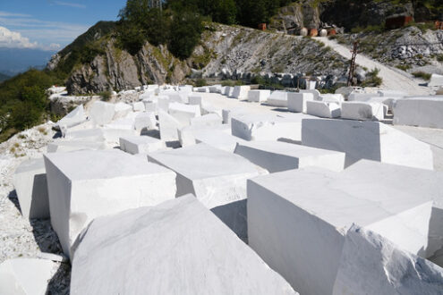 Blocchi di marmo di Carrara. Blocks of white Carrara marble deposited in a square near the quarries. Foto stock royalty free. - MyVideoimage.com | Foto stock & Video footage