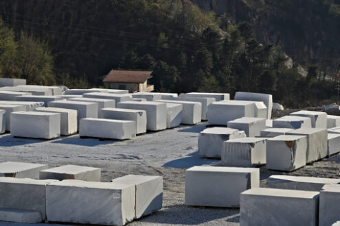 Blocchi di marmo. Apuan Alps, Carrara. White Carrara marble blocks in a warehouse - MyVideoimage.com | Foto stock & Video footage