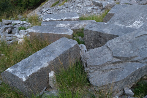 Blocks of marble. Abandoned marble blocks in an ancient quarry. - MyVideoimage.com | Foto stock & Video footage