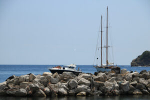 Boat moored in Procida. Boats moored outside the harbor dam. In the background the Medit - MyVideoimage.com | Foto stock & Video footage