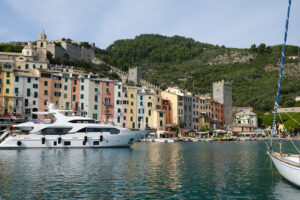 Boats in Portovenere. Panorama of Portovenere near the Cinque Terre with typical colorful houses. - MyVideoimage.com | Foto stock & Video footage