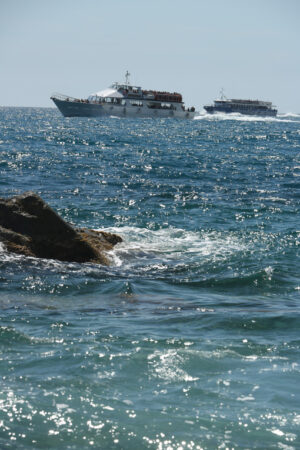 Boats with tourists. Five Lands. Boats full of tourists in the Cinque Terre marine park in Liguria, La Spezia. Sea pictures - MyVideoimage.com | Foto stock & Video footage