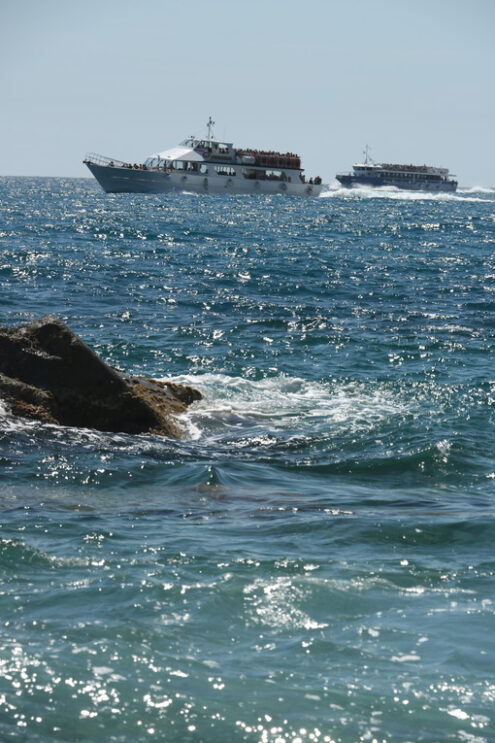 Boats with tourists. Five Lands. Boats full of tourists in the Cinque Terre marine park in Liguria, La Spezia. Sea pictures - MyVideoimage.com | Foto stock & Video footage