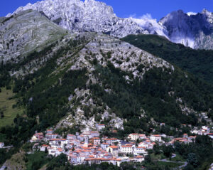 Borgo di Colonnata. Country of Colonnata near Carrara. Location famous for the production of Lardo di Colonnata. Toscana - MyVideoimage.com | Foto stock & Video footage