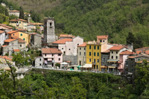 Borgo di Colonnata. View of the town of Colonnata, famous for the production of lard. The walls of the houses in stone and white Carrara marble. Woods background. Northern Tuscany. Colonnata, Carrara, Italy. - MyVideoimage.com | Foto stock & Video footage