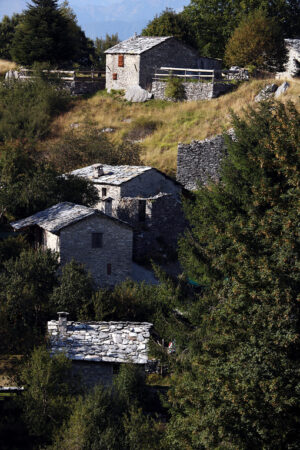 Borgo in pietra. Campocatino Garfagnana, Campocatino, Apuan Alps, Lucca, Tuscany. Italy. Fairytale landscape with white stone houses. - MyVideoimage.com | Foto stock & Video footage