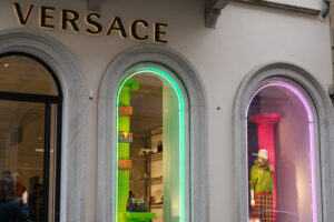 Boutique Versace a Milano. Versace Boutique with shop windows on Via Montenapoleone in Mila - MyVideoimage.com | Foto stock & Video footage