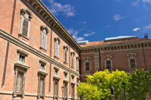 Brera Milano. Brera Academy in Milan. The bronze statue placed outside the bui - MyVideoimage.com | Foto stock & Video footage