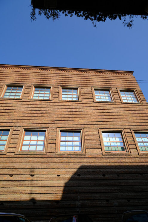 Brick wall of a museum. - MyVideoimage.com | Foto stock & Video footage