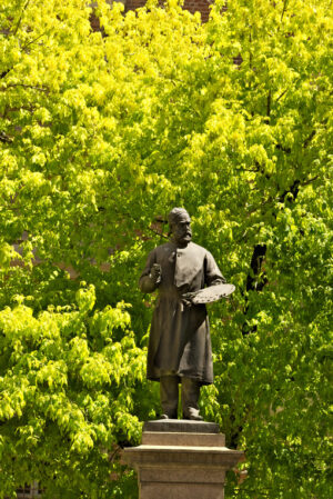 Bronze in Brera, Milan. Brera Academy in Milan. The bronze statue placed outside the bui - MyVideoimage.com | Foto stock & Video footage