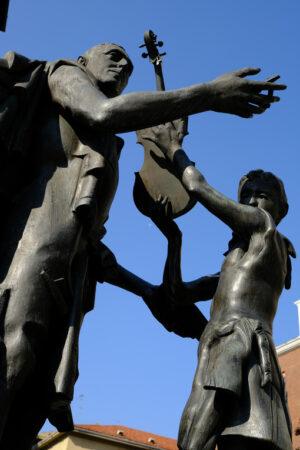 Bronze statue of Antonio Stradivari. - MyVideoimage.com | Foto stock & Video footage