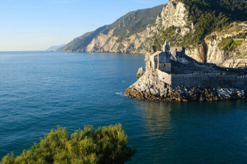 Building overlooking the sea. Church of San Pietro in Portovenere near the Cinque Terre. - MyVideoimage.com | Foto stock & Video footage