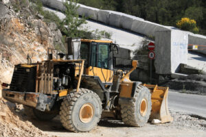 Bulldozer in a quarry. Bulldozer in a Carrara marble quarry. A large Komatsu mechanical - MyVideoimage.com | Foto stock & Video footage