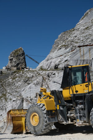 Bulldozer. Large white marble quarry with blue sky background. - MyVideoimage.com | Foto stock & Video footage