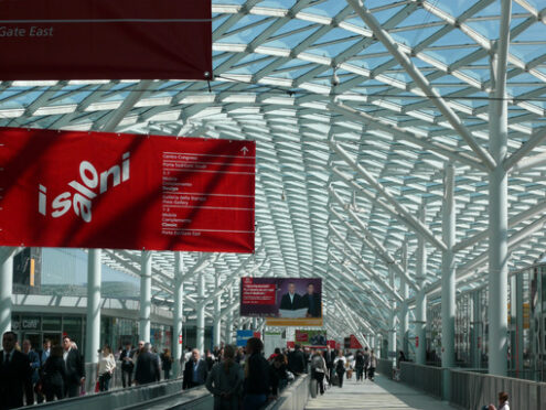 Businessmen in Milan. Groups of business people at the Milan fair. Escalators and moving belts. Modern architecture in glass and steel. - MyVideoimage.com | Foto stock & Video footage