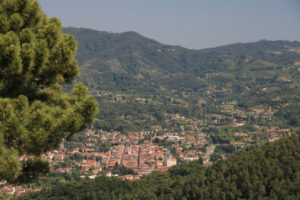 Camaiore in Versilia. Camaiore in Versilia. The town is located between the beaches of Versilia and the Apuan Alps. - MyVideoimage.com | Foto stock & Video footage