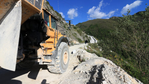 Camion giallo in cava di marmo. A dumper truck used in a Carrara marble quarry. Large yellow dumper. - MyVideoimage.com | Foto stock & Video footage