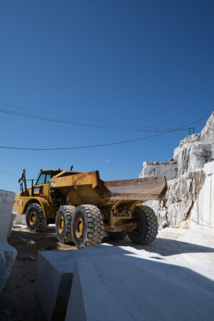 Camion giallo. Big yellow truck in a white marble quarry in the Apuan Alps. - MyVideoimage.com | Foto stock & Video footage