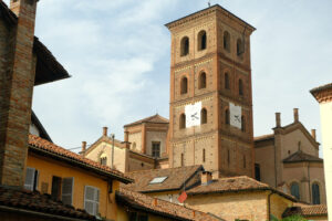 Campanile del duomo di Asti. Romanesque bell tower in red brick. Foto stock royalty free. - MyVideoimage.com | Foto stock & Video footage