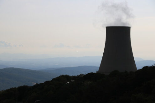 Campo geotermico a Larderello. Geothermal power plant for electricity production. Condensation towers in reinforced concrete. Monterotondo near Larderello, Tuscany, - MyVideoimage.com | Foto stock & Video footage