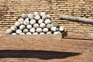 Cannoni a Castel Sant’Angelo. Antiche armi con palle in marmo. - MyVideoimage.com | Foto stock & Video footage