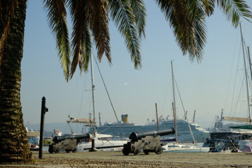 Cannons on the pier and boats at anchor. - MyVideoimage.com | Foto stock & Video footage