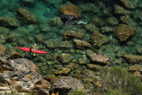 Canoe. Colorful canoe on the transparent sea of the Cinque Terre. Top view with sea bottom with rocks and pebbles. - MyVideoimage.com | Foto stock & Video footage