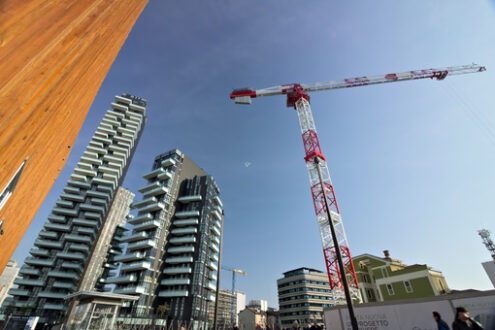 Cantiere a Milano. Palazzo in costruzione. Tower crane moving on a construction site in the Business District near the Torre Solaria. Milano foto. - MyVideoimage.com | Foto stock & Video footage