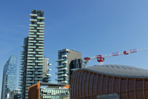 Cantiere a Milano. Tower crane moving on a construction site in the Business District near the Torre Solaria. - MyVideoimage.com | Foto stock & Video footage