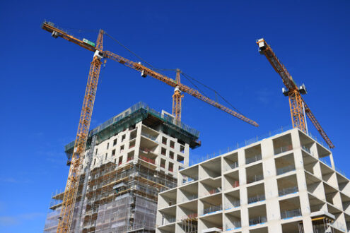 Cantiere con gru. Construction site with cranes in Amsterdam. Cantieri edili. - MyVideoimage.com | Foto stock & Video footage