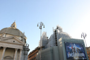 Cantiere restauro, Roma. Two twin churches in Piazza del Popolo in Rome. Building site for the restoration of a church with scaffolding and advertising sheets. - MyVideoimage.com | Foto stock & Video footage