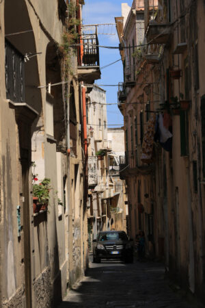 Car in narrow street. Narrow and old road on the Island of Procida. A luxury car passe - MyVideoimage.com | Foto stock & Video footage