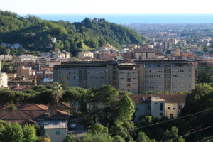 Carrara Panorama. Panoramic view of the city of Carrara, at the foot of the Apuan Alps. - MyVideoimage.com | Foto stock & Video footage