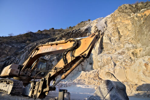 Carrara cava di marmo. Apuan Alps, Carrara.  An excavator in a quarry of white Carrara marble. - MyVideoimage.com | Foto stock & Video footage