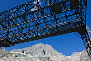 Carrara marble blocks. Apuan Alps, Carrara. An overhead crane in a white marble quarry - MyVideoimage.com | Foto stock & Video footage