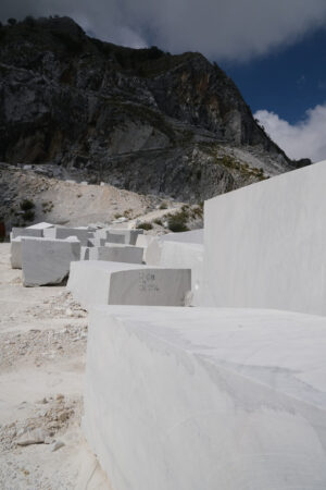 Carrara marble blocks. Blocks of white Carrara marble deposited in a square near the quarries. Stock photos. - MyVideoimage.com | Foto stock & Video footage