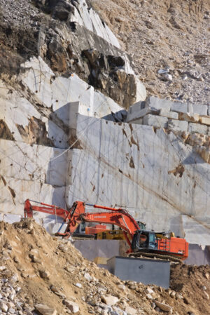 Carrara marble quarry. Apuan Alps, Carrara, Tuscany, Italy. March 28, 2019.  An excavator in a quarry of white Carrara marble. - MyVideoimage.com | Foto stock & Video footage