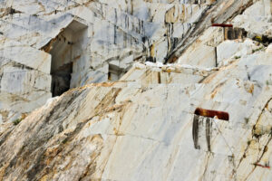 Carrara quarry. A quarry of white marble. The precious white Carrara marble has been extracted from the Alpi Apuane quarries since Roman times. - MyVideoimage.com | Foto stock & Video footage